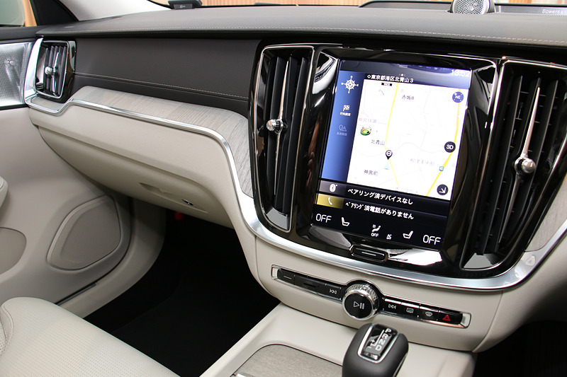 縦型9インチのタッチスクリーン式センターディスプレイを全車標準装備