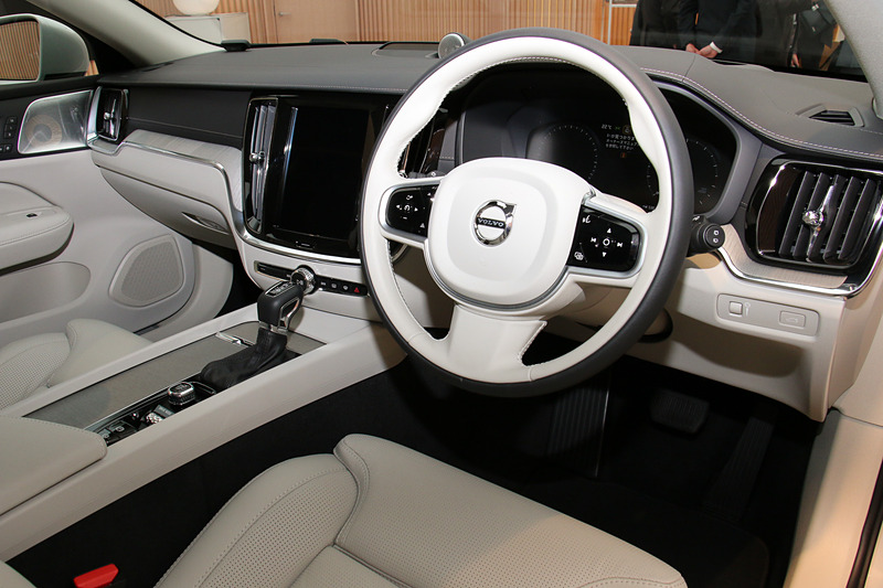 本革巻ステアリングやイルミネーテッド・本革シフトノブも全車で標準装備する