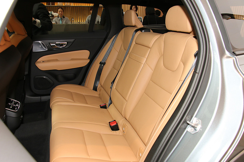 V60 クロスカントリー T5 AWD Proのシート表皮はパーフォレーテッド・ファインナッパレザーを採用。シートカラーはボディカラーによって変わり、「アンバー」（写真）「ブロンド」「チャコール」の3種類が用意される