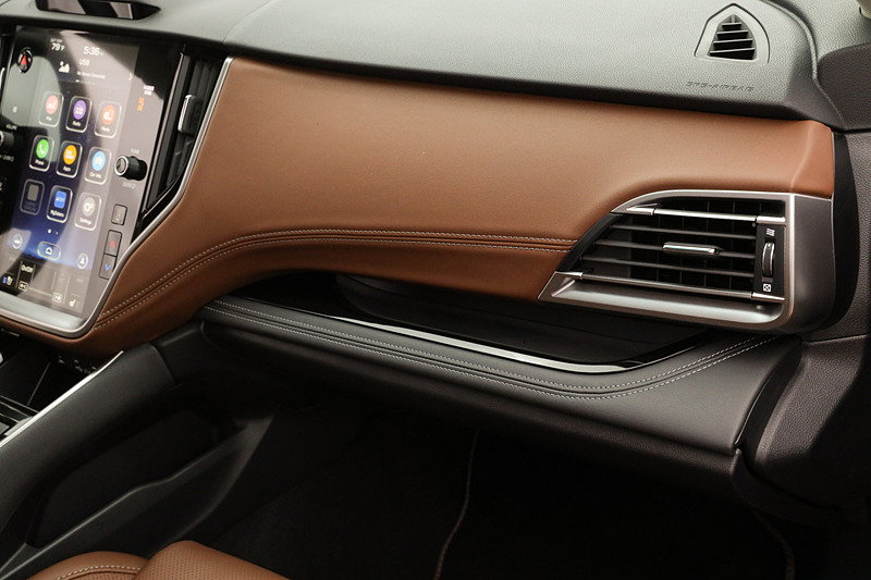 11.6インチのフルHD縦型ディスプレイが特徴的なインテリア