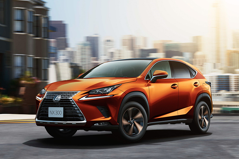 「NX」（ボディカラーは新色の「ブレージングカーネリアンコントラストレイヤリング」）