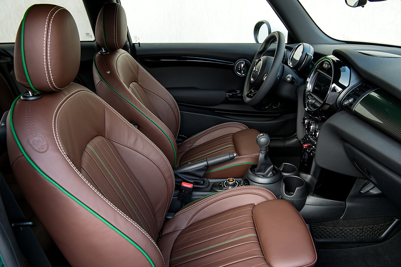 インテリアでは、MINI Yoursのレザーシートやスポーツレザーステアリングを採用。運転席側のドアを開くと「60 Years専用ロゴ・プロジェクション」が足下を照らす