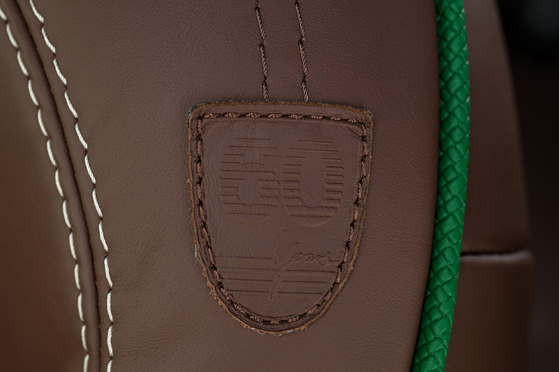 インテリアでは、MINI Yoursのレザーシートやスポーツレザーステアリングを採用。運転席側のドアを開くと「60 Years専用ロゴ・プロジェクション」が足下を照らす