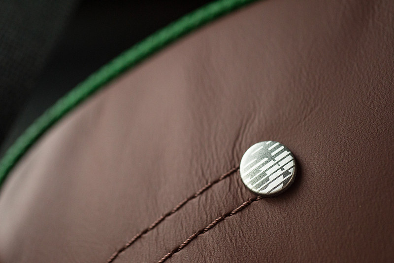 インテリアでは、MINI Yoursのレザーシートやスポーツレザーステアリングを採用。運転席側のドアを開くと「60 Years専用ロゴ・プロジェクション」が足下を照らす