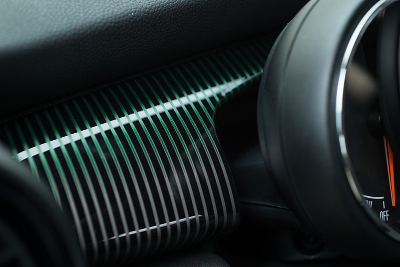 ドアシルプレートやインテリアパネルにも60周年専用ロゴや専用デザインを施して特別感を演出