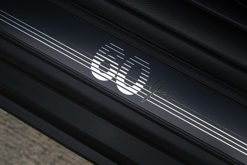 ドアシルプレートやインテリアパネルにも60周年専用ロゴや専用デザインを施して特別感を演出