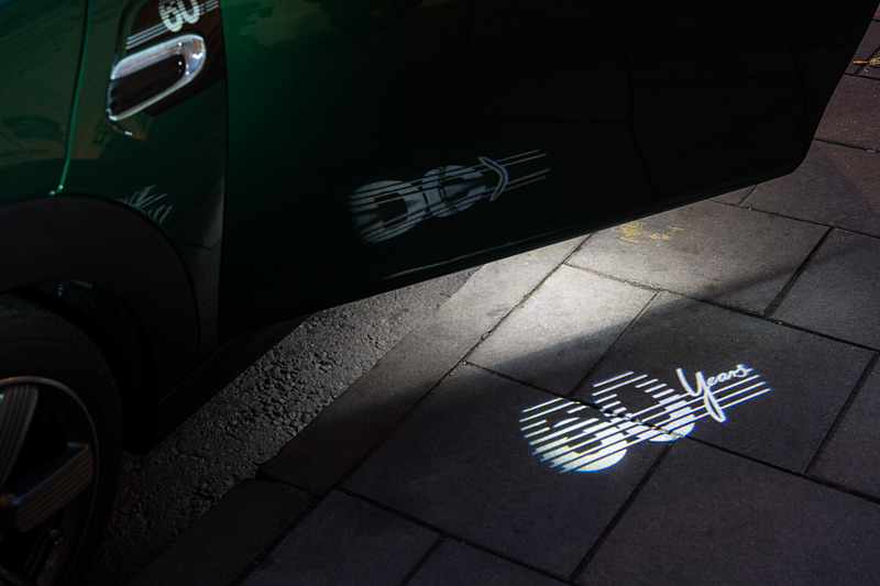 インテリアでは、MINI Yoursのレザーシートやスポーツレザーステアリングを採用。運転席側のドアを開くと「60 Years専用ロゴ・プロジェクション」が足下を照らす