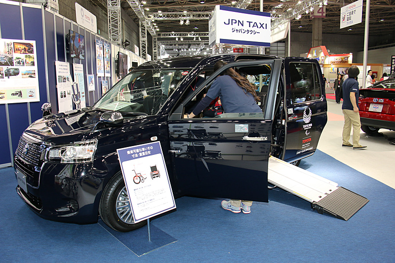 タクシー乗務員や車いすユーザーなどの意見を反映して車いす乗降用スロープの設置性を大きく改善した「JPN TAXI（ジャパンタクシー）」。会場では車いすの来場者が実際にクルマに乗り込んで使い勝手を体感するシーンも見られた