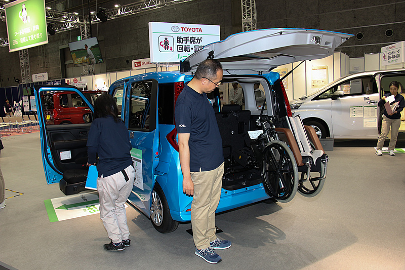 「ルーミー 助手席リフトアップシート車 Bタイプ」。ラゲッジスペースに電動スライド式の車いす収納装置を装着している