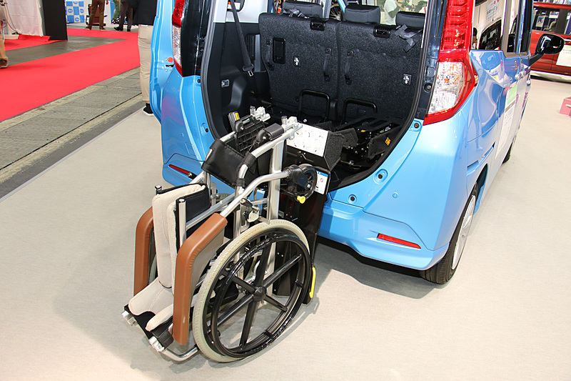 「ルーミー 助手席リフトアップシート車 Bタイプ」。ラゲッジスペースに電動スライド式の車いす収納装置を装着している