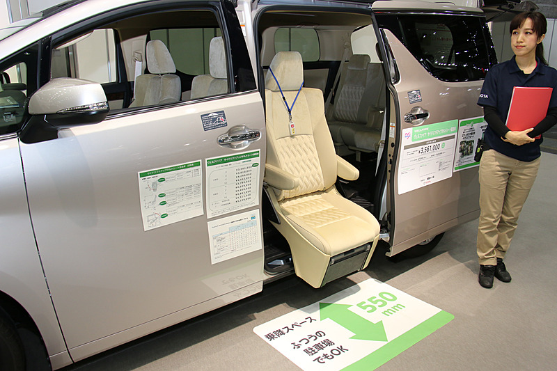 助手席側のセカンドシートが車外に電動スライド。座面前方がチルトダウンして足つき性を高め、車外にシートを大きく出さなくても乗降可能としている