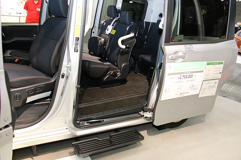 2人掛けの専用セカンドシートを装着し、電動ステップも追加してサードシートへのアクセス性を高めた