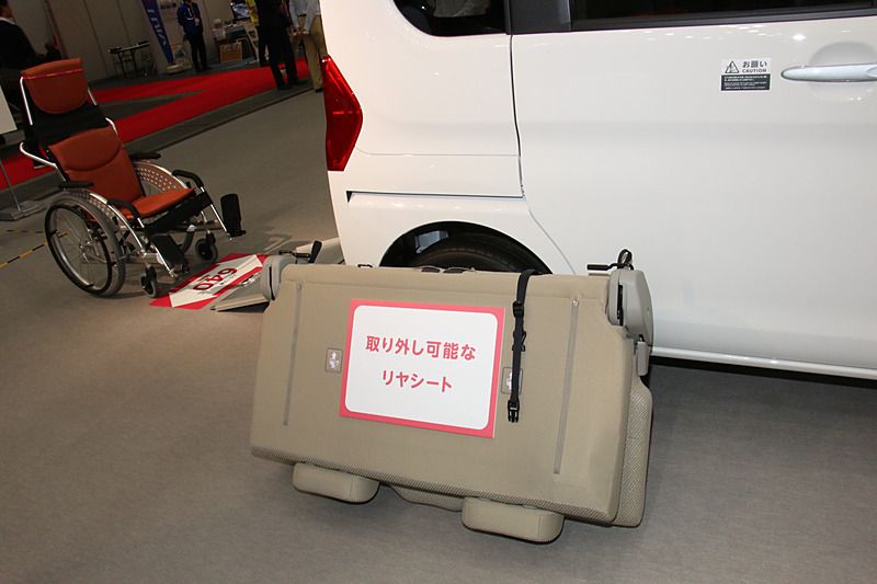 専用設計のリアシートは、ダブルフォールドに加えて脱着も可能