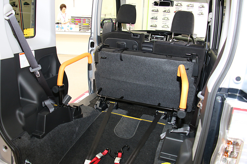 タント カスタム スローパーの展示車は、リアシートをダブルフォールドさせた状態で展示された。こちらも脱着可能な設計