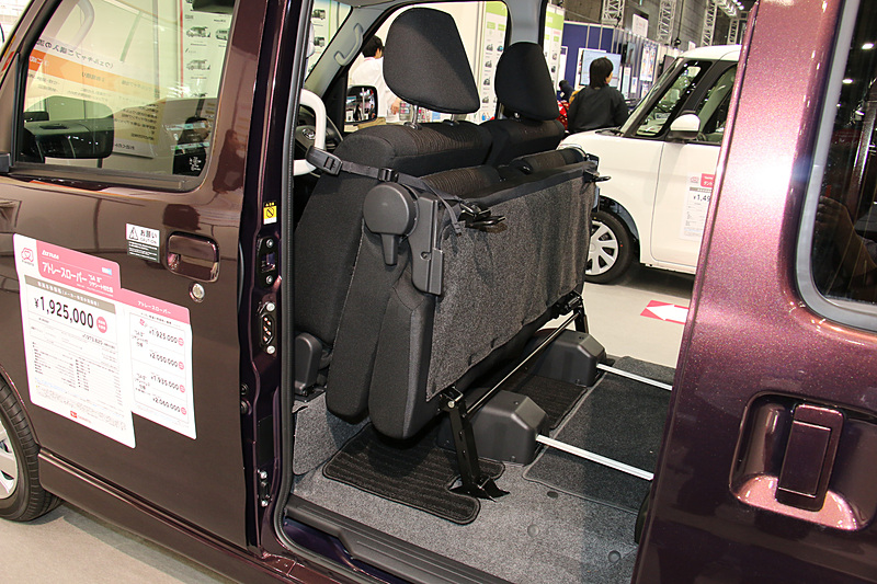 タント スローパーよりも幅の広いアルミスロープを設置可能で、より大きな車いすの搭載に対応する。リアシートは脱着不可のダブルフォールドタイプと、折り畳み補助シートを設定するリヤシートレスの2種類