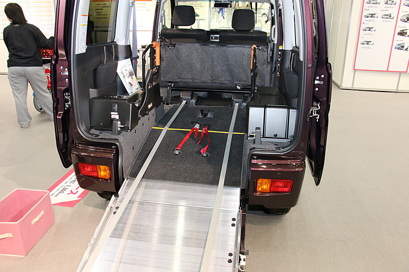 タント スローパーよりも幅の広いアルミスロープを設置可能で、より大きな車いすの搭載に対応する。リアシートは脱着不可のダブルフォールドタイプと、折り畳み補助シートを設定するリヤシートレスの2種類