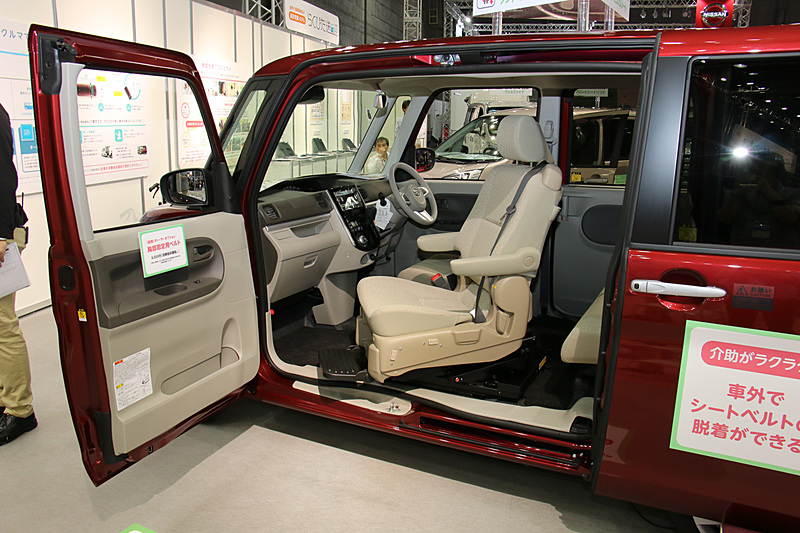 助手席の昇降シートは助手席だけを開けた状態とスライドドアの「ミラクルオープンドア」まで開いた状態の2種類で異なる動作を実現。スライドドアの開けてシートを後方まで下げると回転時の足下スペースに余裕ができ、膝を曲げにくい人でも利用しやすくなるという