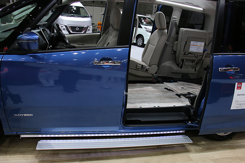 コンセプトカーの「アドベンチャー ログ キャビン」で使用されたホワイトウッド調のフロアマットを装着