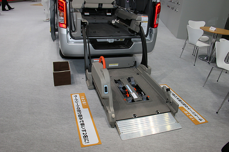 電動リフトに固定した状態で車いす1台を搭載できることに加え、2人掛けのサードシートを格納すると車いす2台を収容可能になる。シート表皮ははっ水加工を採用