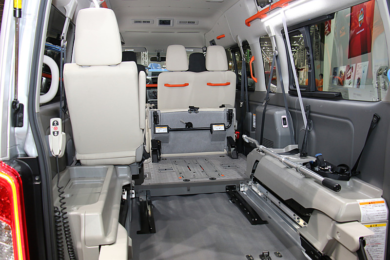電動リフトに固定した状態で車いす1台を搭載できることに加え、2人掛けのサードシートを格納すると車いす2台を収容可能になる。シート表皮ははっ水加工を採用