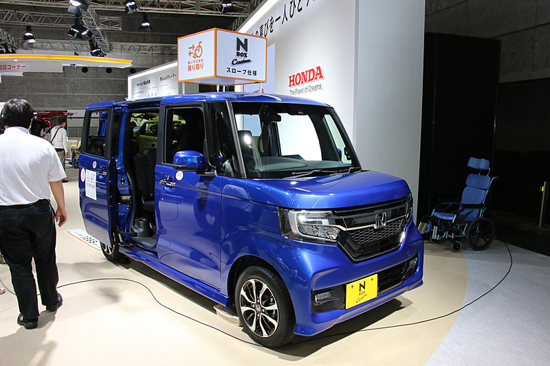 「ブリリアントスポーティブルー・メタリック」のN-BOX カスタム スロープ仕様