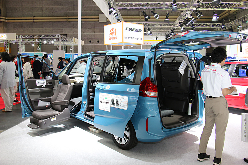 「フリード 助手席リフトアップシート車」