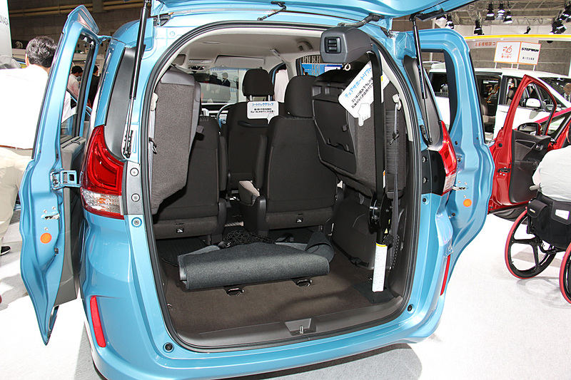 「フリード 助手席リフトアップシート車」