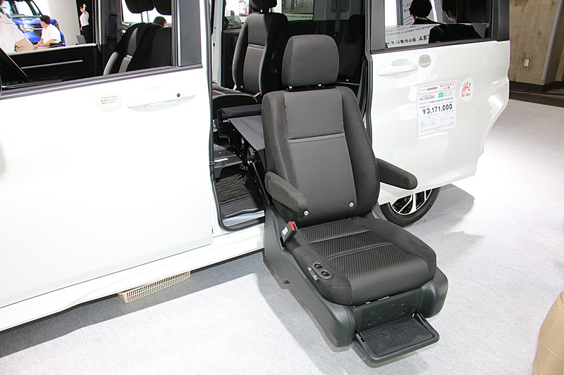 パワーシートの操作スイッチを座面右側にレイアウト