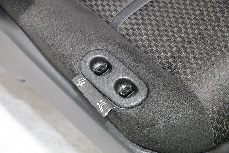 パワーシートの操作スイッチを座面右側にレイアウト