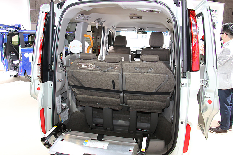 サードシートはベースモデルと同様に床下格納。2－1－3シートレイアウトで、車いす1台を搭載したときは最大7人乗りとなる。サードシートはリクライニングも可能