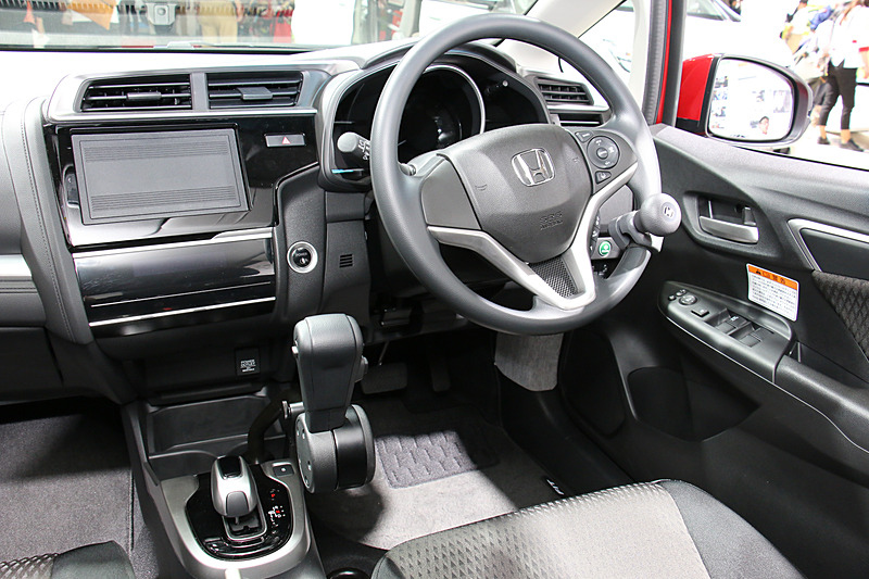 左手でアクセルとブレーキの操作を行なう手動運転補助装置「ホンダ テックマチックシステム Dタイプ」を搭載