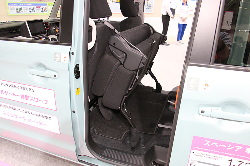 ベンチタイプの後席が前方にダブルフォールドして車いすの搭載スペースを作り出す