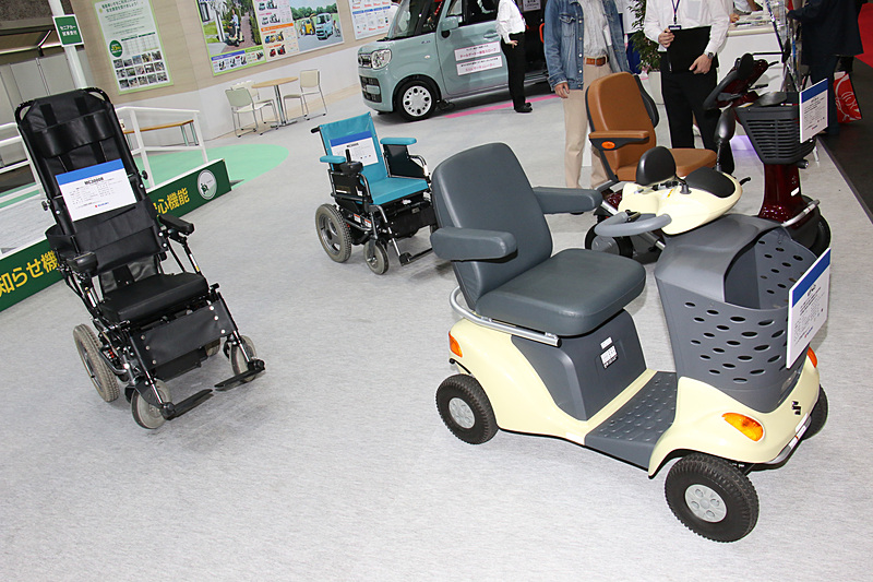 「セニアカー」の「ET40」などが展示され、簡易コースで「傾斜お知らせ機能」などの「安心機能」を体感できた