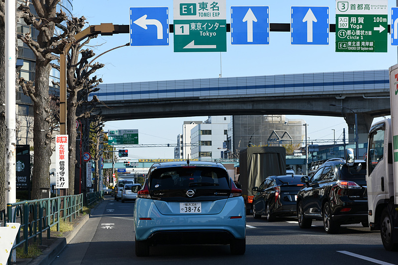 桜並木を通りながら東京ICを目指す