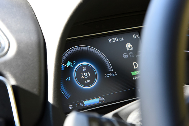 足柄SA付近を走行中。目的地まで263km、航続可能距離は281km（バッテリー残量77％）と表示