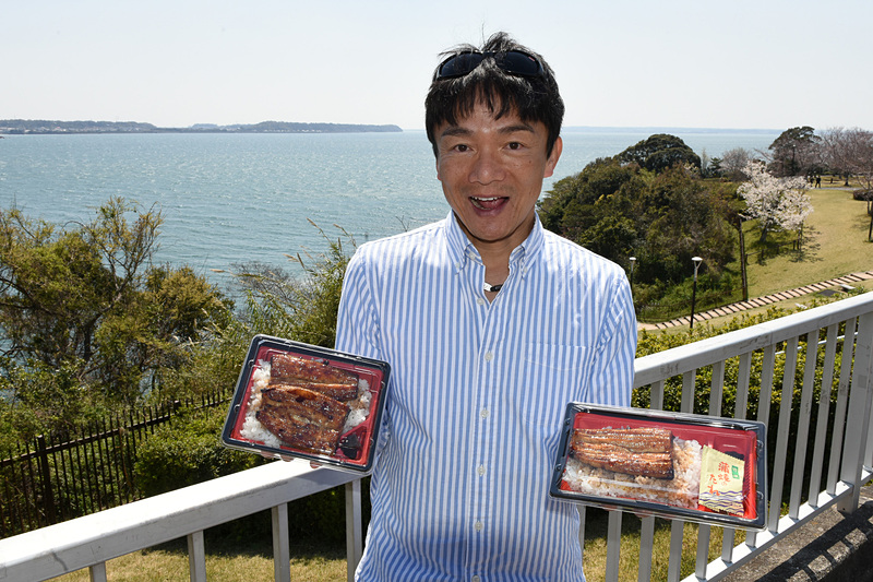 浜名湖と言えばうなぎ！ 浜名湖SA内のテイクアウト専門店「うなぎの店 浜鰻」でうなぎ弁当（松：3500円）、うなぎ弁当（竹：1800円）、カップ鰻めし（1080円）を注文。どれも美味でございました