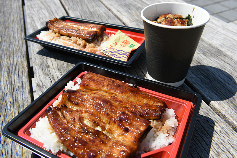 浜名湖と言えばうなぎ！ 浜名湖SA内のテイクアウト専門店「うなぎの店 浜鰻」でうなぎ弁当（松：3500円）、うなぎ弁当（竹：1800円）、カップ鰻めし（1080円）を注文。どれも美味でございました