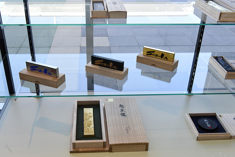 鈴鹿PAはスマートICが併設された上下線共用型のPA。「ピットインのようにクイックなサービスをスムーズに行なうという思いを込めた」とのことで、「PIT SUZUKA（ピットスズカ）」という愛称が付けられている。ショッピングコーナーではKUSHITANIのレーシングスーツなどが展示されるほか、鈴鹿の特産品に加えて名古屋や伊勢の土産物も販売