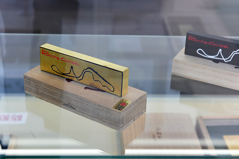 鈴鹿PAはスマートICが併設された上下線共用型のPA。「ピットインのようにクイックなサービスをスムーズに行なうという思いを込めた」とのことで、「PIT SUZUKA（ピットスズカ）」という愛称が付けられている。ショッピングコーナーではKUSHITANIのレーシングスーツなどが展示されるほか、鈴鹿の特産品に加えて名古屋や伊勢の土産物も販売