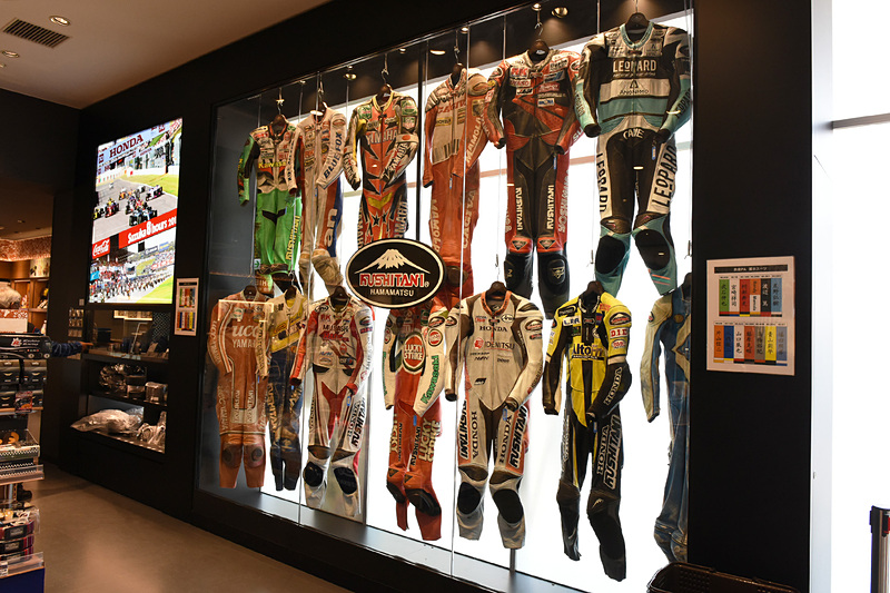 鈴鹿PAはスマートICが併設された上下線共用型のPA。「ピットインのようにクイックなサービスをスムーズに行なうという思いを込めた」とのことで、「PIT SUZUKA（ピットスズカ）」という愛称が付けられている。ショッピングコーナーではKUSHITANIのレーシングスーツなどが展示されるほか、鈴鹿の特産品に加えて名古屋や伊勢の土産物も販売