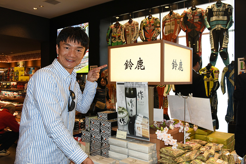 鈴鹿PAはスマートICが併設された上下線共用型のPA。「ピットインのようにクイックなサービスをスムーズに行なうという思いを込めた」とのことで、「PIT SUZUKA（ピットスズカ）」という愛称が付けられている。ショッピングコーナーではKUSHITANIのレーシングスーツなどが展示されるほか、鈴鹿の特産品に加えて名古屋や伊勢の土産物も販売