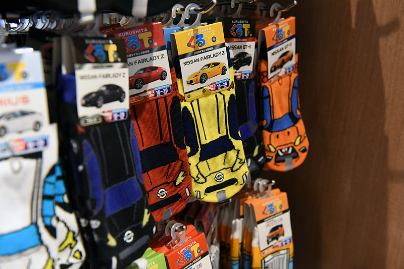鈴鹿らしくモータースポーツにまつわるお菓子や、クルマのデザインが施された子供用の靴下なども販売
