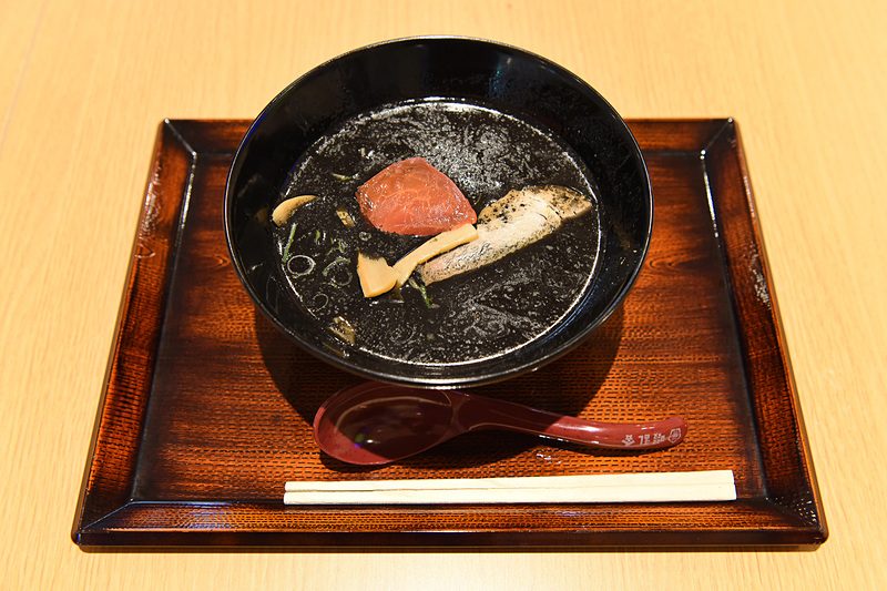 気を取り直して鈴鹿らーめん「啜乱会（すすらんかい）」の「鈴鹿 黒味噌ラーメン」（980円）や、チェッカーフラッグのお皿にホイールを模したご飯が盛り付けられる見た目が楽しい「PIT鈴カレー」（780円）を注文。どれも大満足な味とボリュームでした