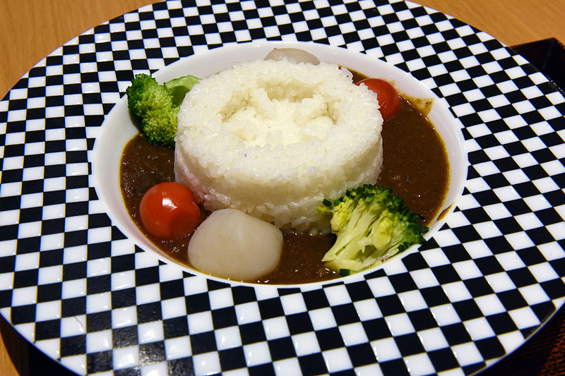 気を取り直して鈴鹿らーめん「啜乱会（すすらんかい）」の「鈴鹿 黒味噌ラーメン」（980円）や、チェッカーフラッグのお皿にホイールを模したご飯が盛り付けられる見た目が楽しい「PIT鈴カレー」（780円）を注文。どれも大満足な味とボリュームでした