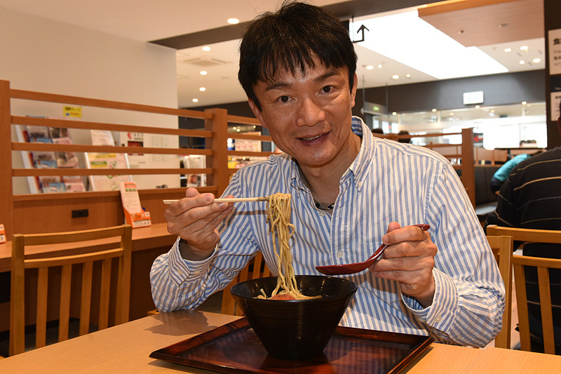 気を取り直して鈴鹿らーめん「啜乱会（すすらんかい）」の「鈴鹿 黒味噌ラーメン」（980円）や、チェッカーフラッグのお皿にホイールを模したご飯が盛り付けられる見た目が楽しい「PIT鈴カレー」（780円）を注文。どれも大満足な味とボリュームでした