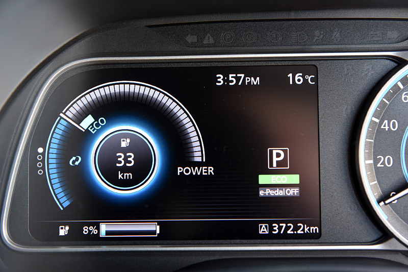 鈴鹿PAまでのトリップメーター上での総走行距離は372.2kmで、この時点でのバッテリー残量は8％、航続可能距離は33km