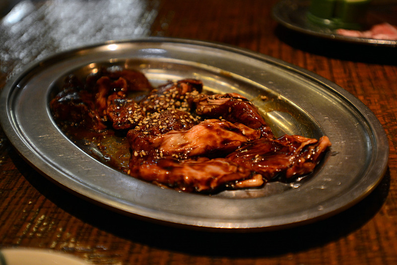 名物はたれ味の「ぼつ焼」（360円）だが、塩味の「ぼつ塩」（360円）、干すことでうま味が倍増するという「ぼつの一夜干し」（380円）などもある。もちろんタンやボルモン、ミノなどもあるので色々ご賞味あれ（ちなみに筆者はぼつ系すべていたただきました）