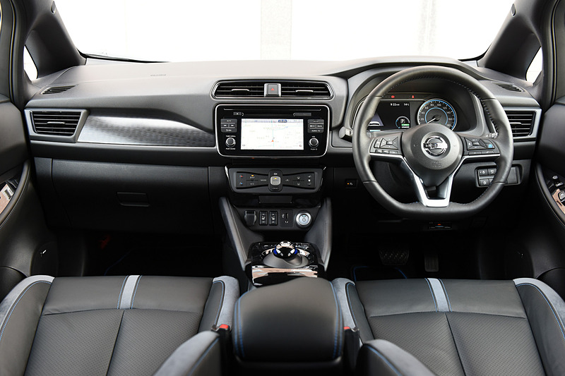 Gグレードの内装では本革シートをはじめ、プラズマクラスター搭載フルオートエアコン、前後シートヒーターなどが標準装備になる