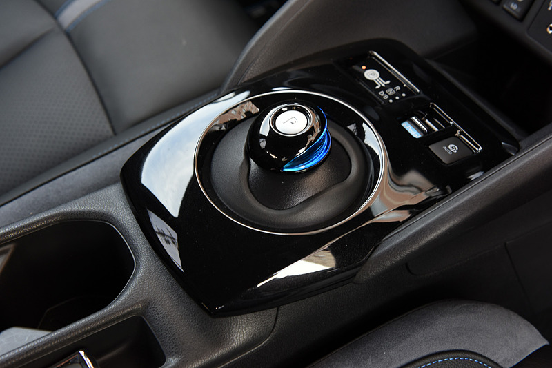 Gグレードの内装では本革シートをはじめ、プラズマクラスター搭載フルオートエアコン、前後シートヒーターなどが標準装備になる