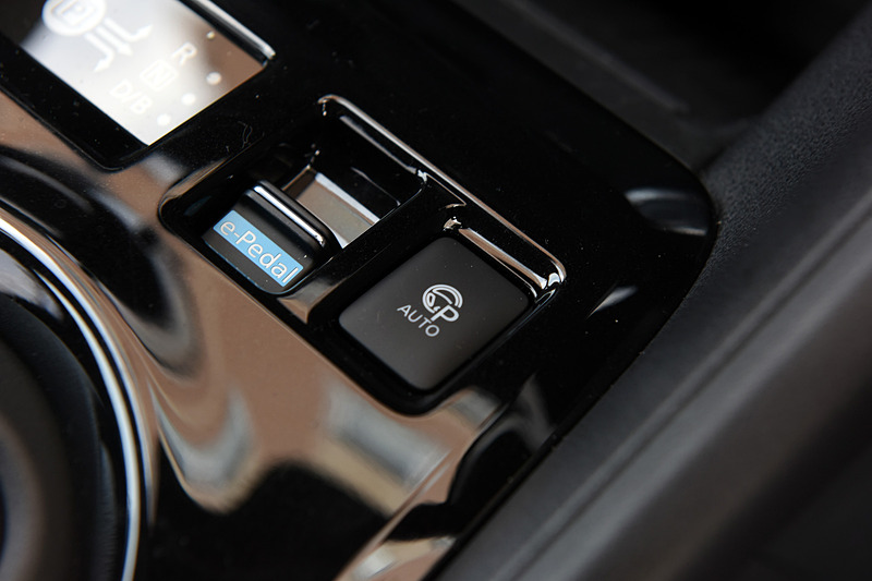 Gグレードの内装では本革シートをはじめ、プラズマクラスター搭載フルオートエアコン、前後シートヒーターなどが標準装備になる